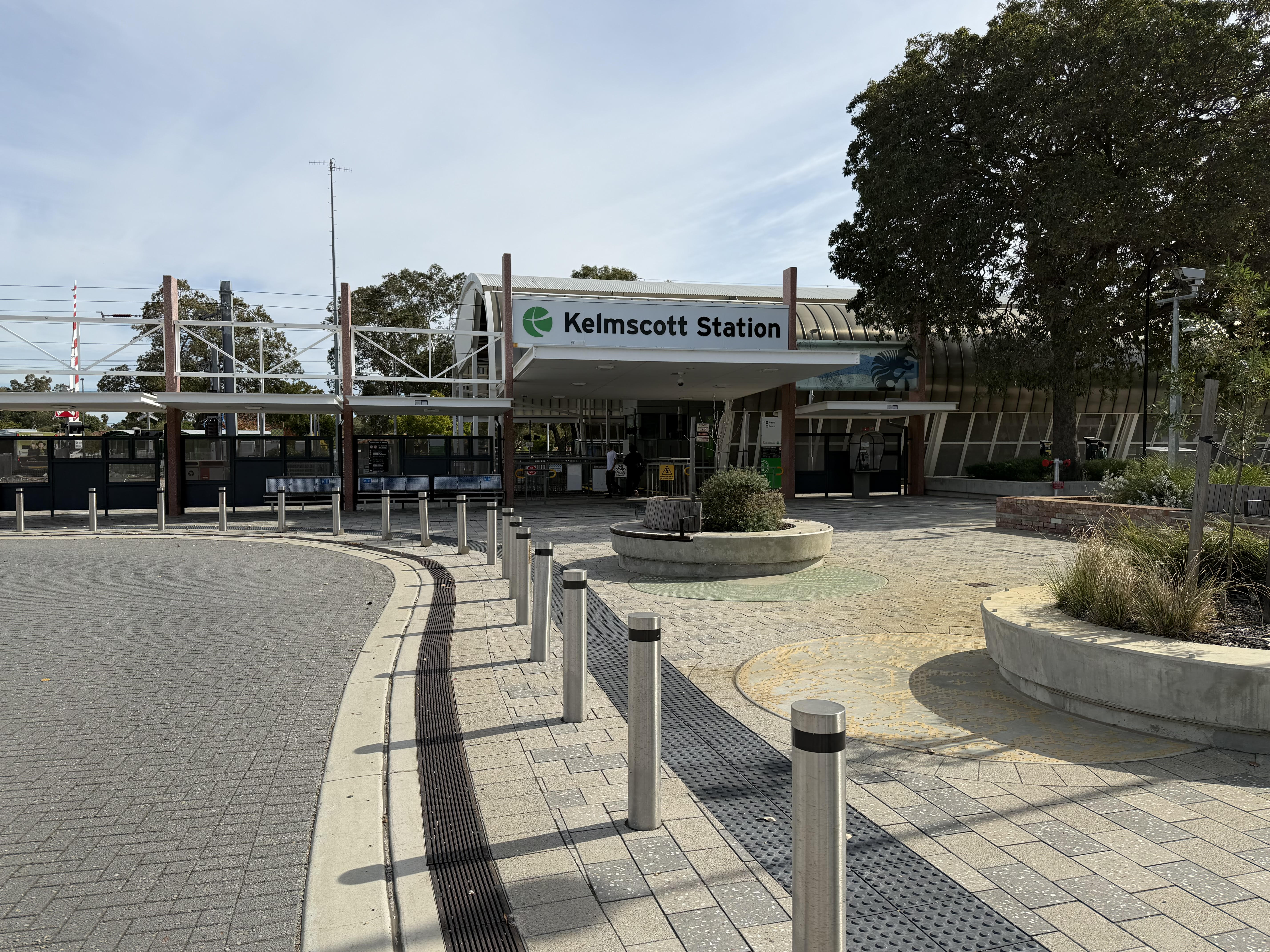 Kelmscott Train Station