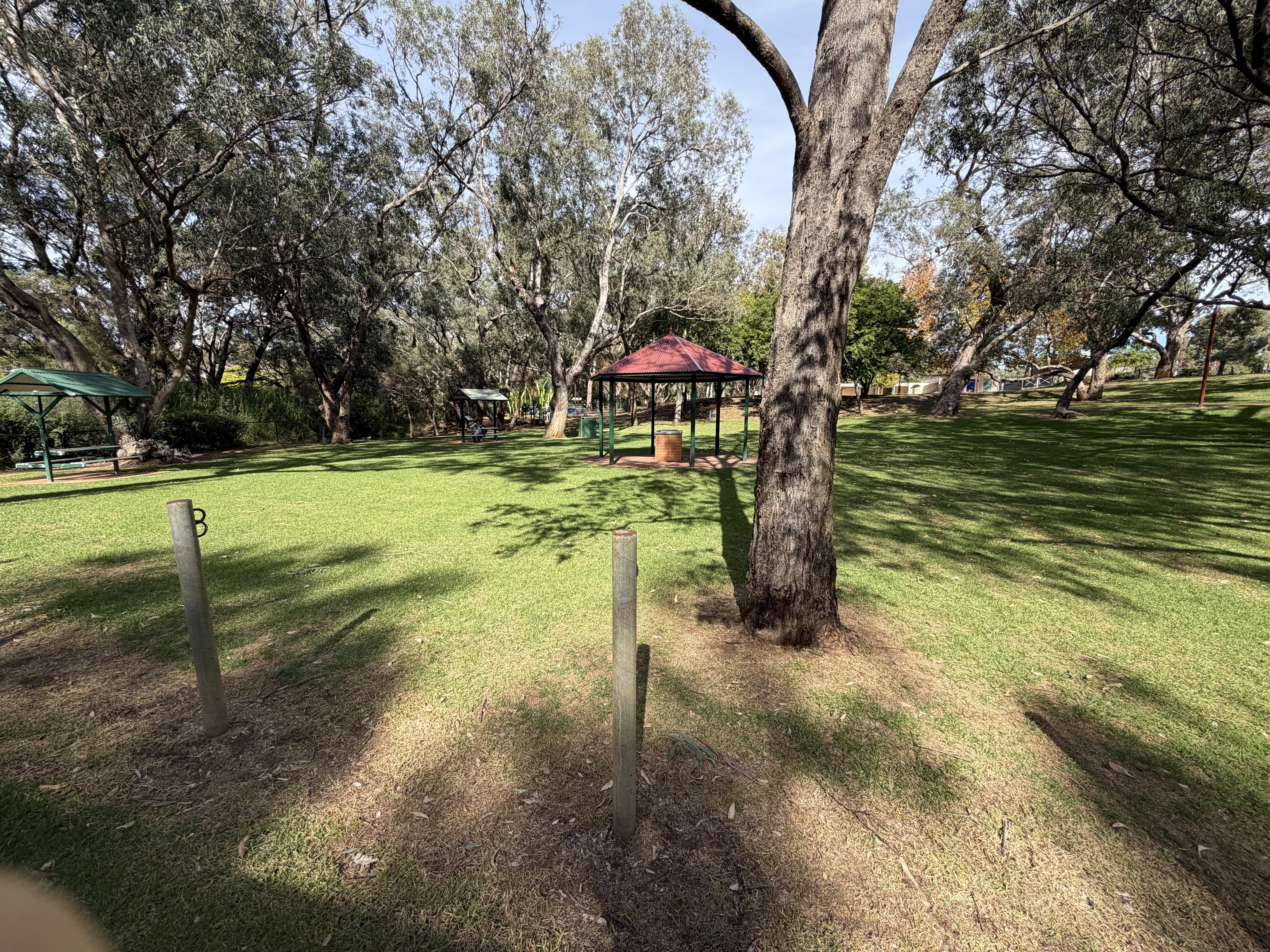 Kelmscott’s parklands provide shaded picnic areas, mature trees and quiet green spaces for families and residents to enjoy.